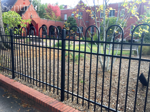 Pagar besi dengan desain lengkungan elegan